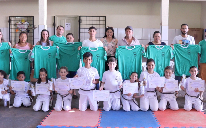 CRAS de Mariluz, entregou Certificados da 1ª Graduação Infanto Juvenil aos alunos do Curso de Capoeira.