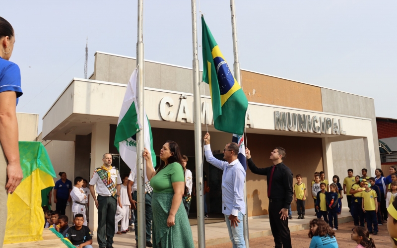 Em solenidade Prefeito hasteia o pavilhão nacional em comemoração a Independência do Brasil 