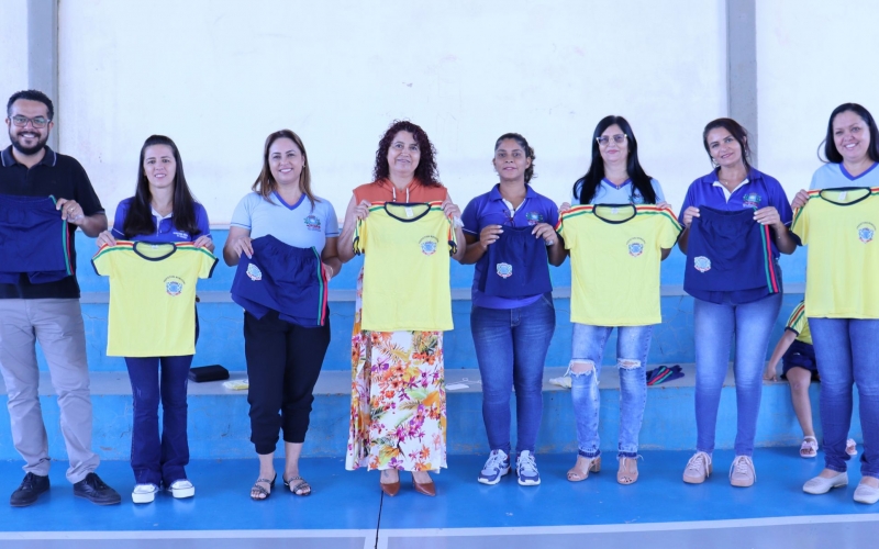Prefeitura de Mariluz realizou a entrega de uniformes escolares para os alunos da rede pública municipal