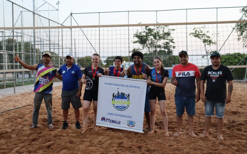 No último domingo (15), a Divisão Municipal de Esportes, com o apoio da Prefeitura de Mariluz, realizou o 1º Torneio de Vôlei de Areia Misto 4 × 4