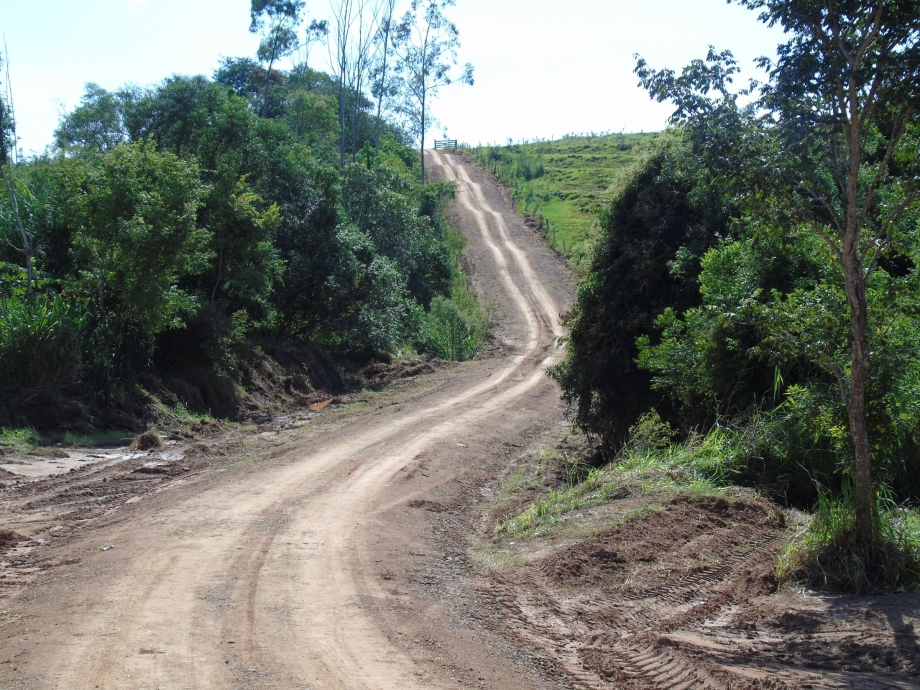 Secretaria de Obras e Viação, realizou melhorias em estrada rural que dá acesso ao bairro Água do Engano