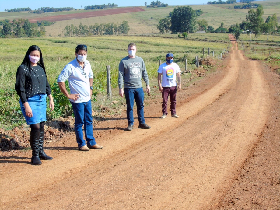 Município de Mariluz, encascalhou carreadores em lotes de produtores de leite no Assentamento Nossa Senhora Aparecida