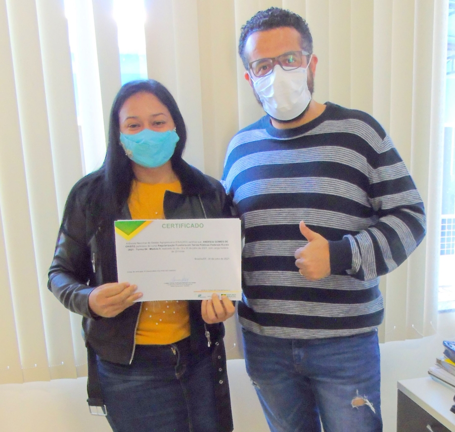 Servidora pública Andreia Gomes de Cristo, recebeu certificado do curso de Regularização em Terras Fundiárias Federais 