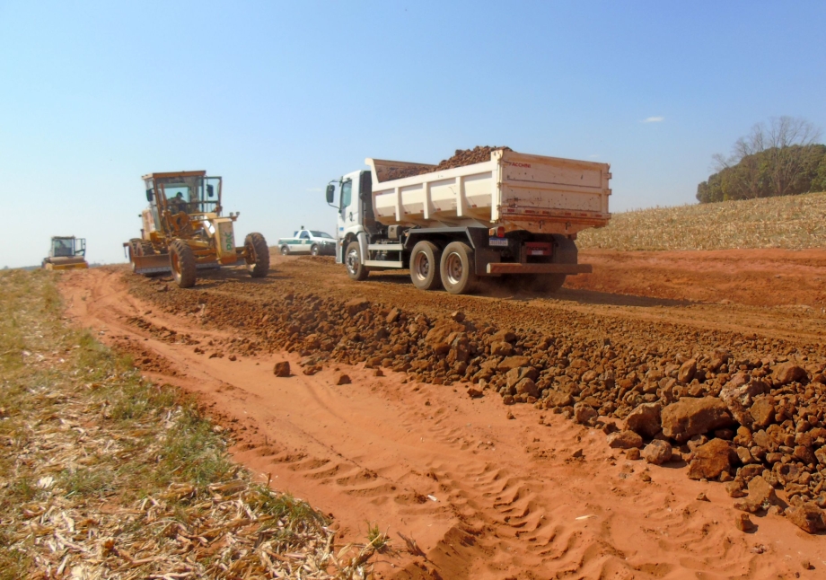 Secretaria de Obras e Viação de Mariluz está realizando a readequação  de mais um trecho de estrada rural 
