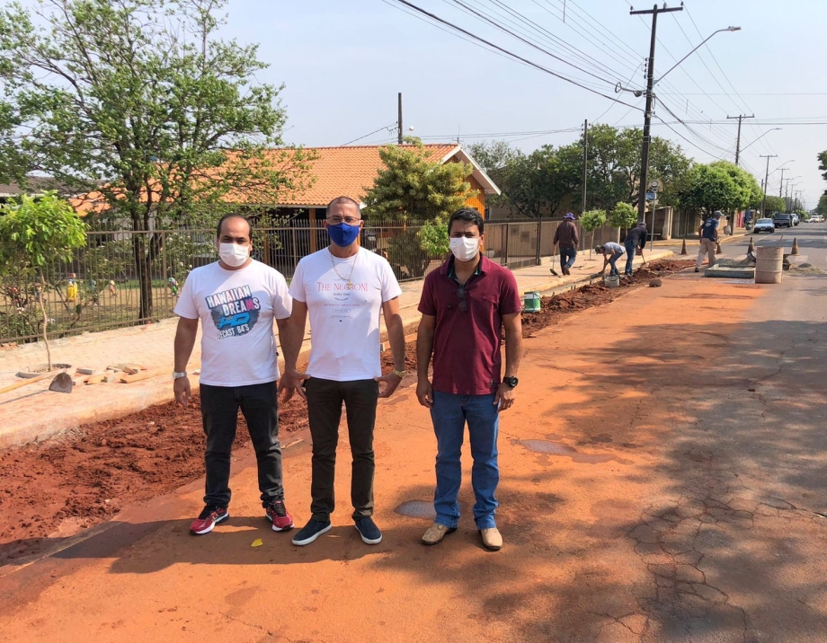 Prefeito Paulinho Alves visitou obra de melhoria asfáltica em trecho da avenida Marília 