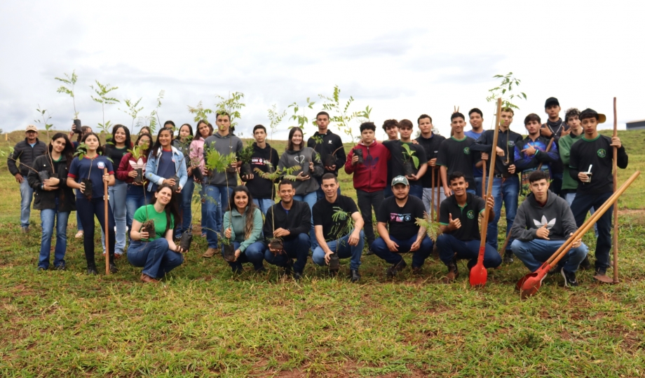 No Dia Mundial do Meio Ambiente a cooperativa Sicoob de Mariluz e a Secretaria Municipal de Agricultura em Meio Ambiente