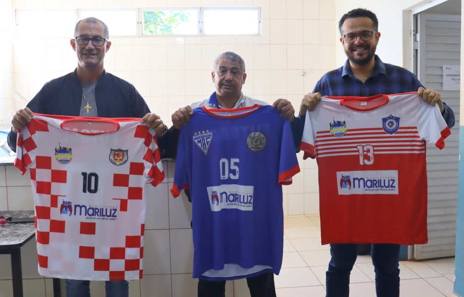 Prefeito Paulinho Alves, entregou materiais esportivos para atletas do Futsal, Handebol, Futebol de Campo, Vôlei e Futev