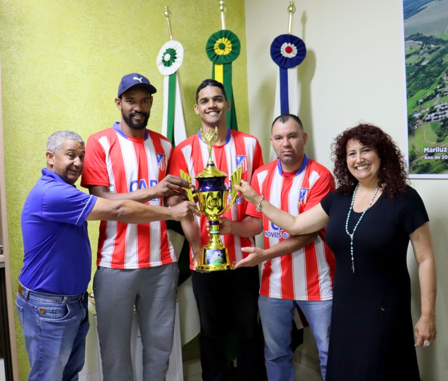 Prefeita Interina Cristina Alves, recepcionou em seu gabinete atletas do MAC 