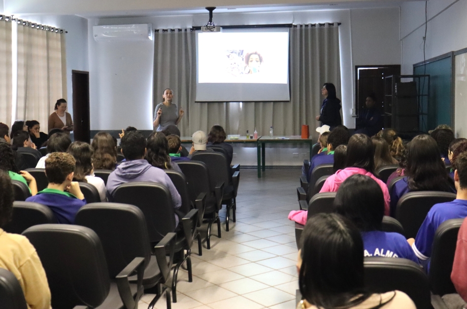 Palestra alerta adolescentes sobre os riscos do cigarro eletrônico