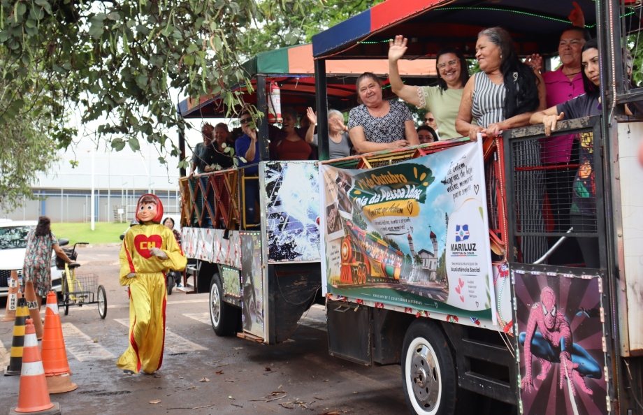 Mariluz celebra Dia Nacional da Pessoa Idosa com café da manhã, espaço retrô e passeio pelas ruas da cidade