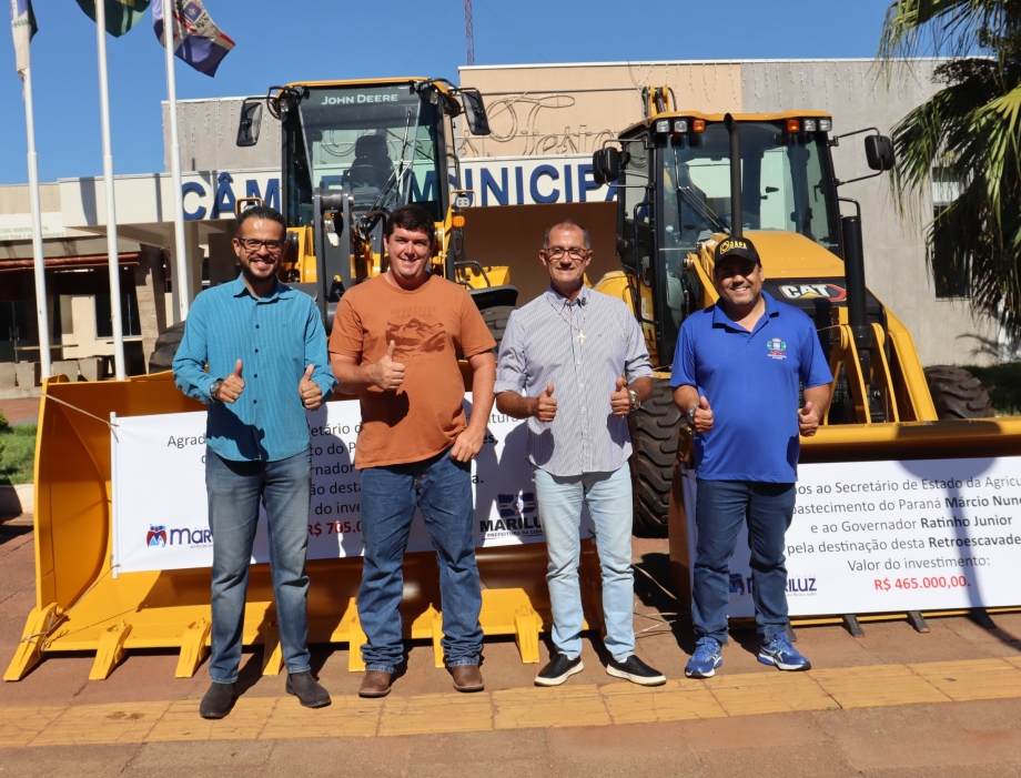 Prefeito Paulinho Alves realizou a entrega de uma retroescavadeira e de uma pá carregadeira para o pátio municipal