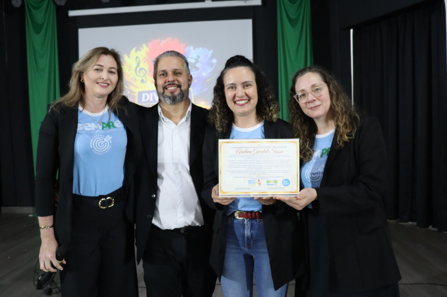 Professoras de Mariluz compartilham práticas pedagógicas em seminário regional de educação