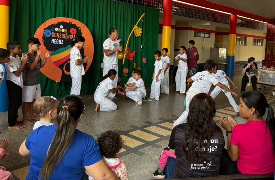 Valorizando a cultura e as raízes afro-brasileira alunos de capoeira realizaram apresentações nos CMEIs de Mariluz